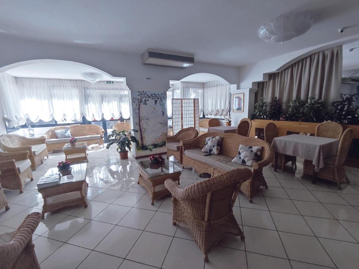 Hotel Arlecchino Милано Мартима Екстериор снимка