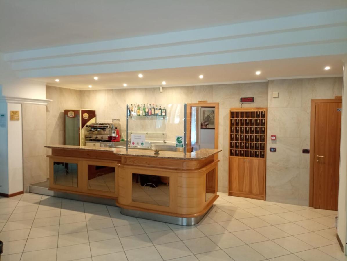 Hotel Arlecchino Милано Мартима Екстериор снимка
