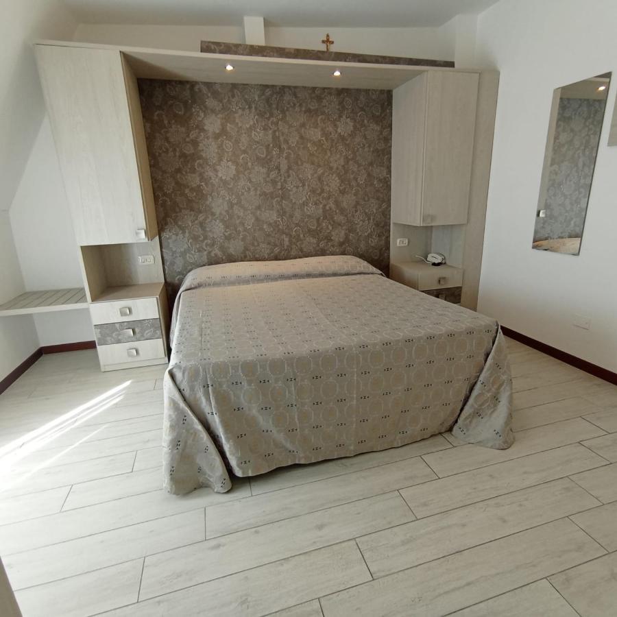 Hotel Arlecchino Милано Мартима Екстериор снимка
