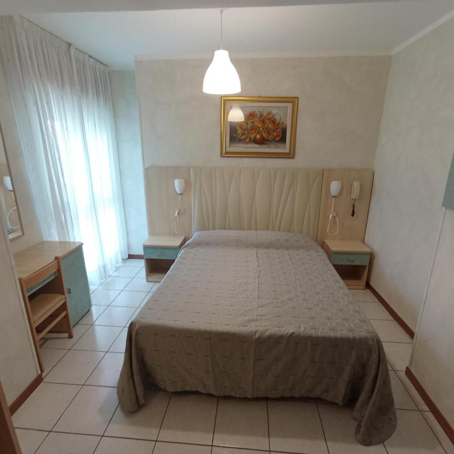 Hotel Arlecchino Милано Мартима Екстериор снимка