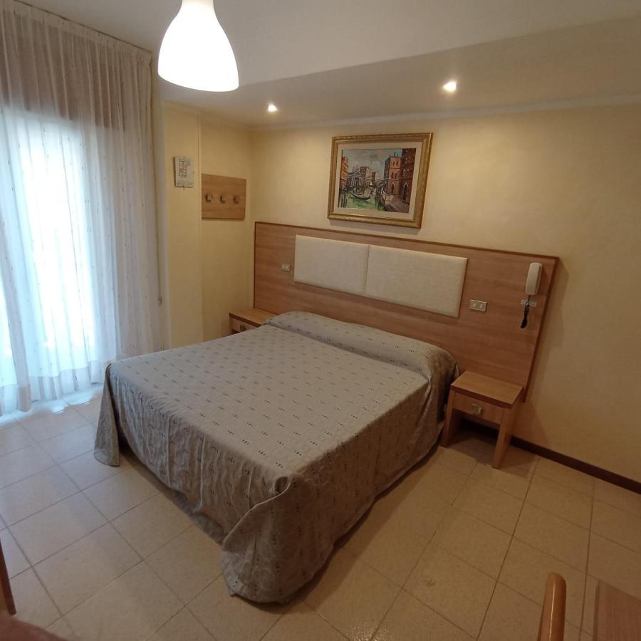 Hotel Arlecchino Милано Мартима Екстериор снимка