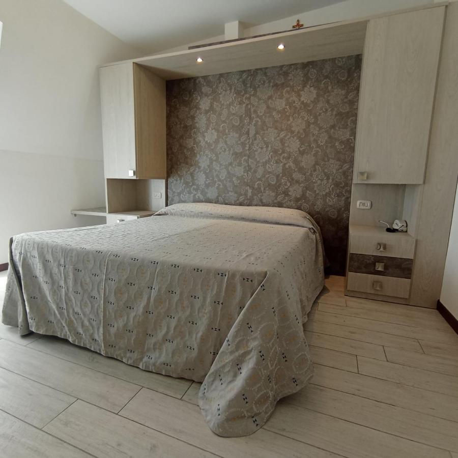 Hotel Arlecchino Милано Мартима Екстериор снимка