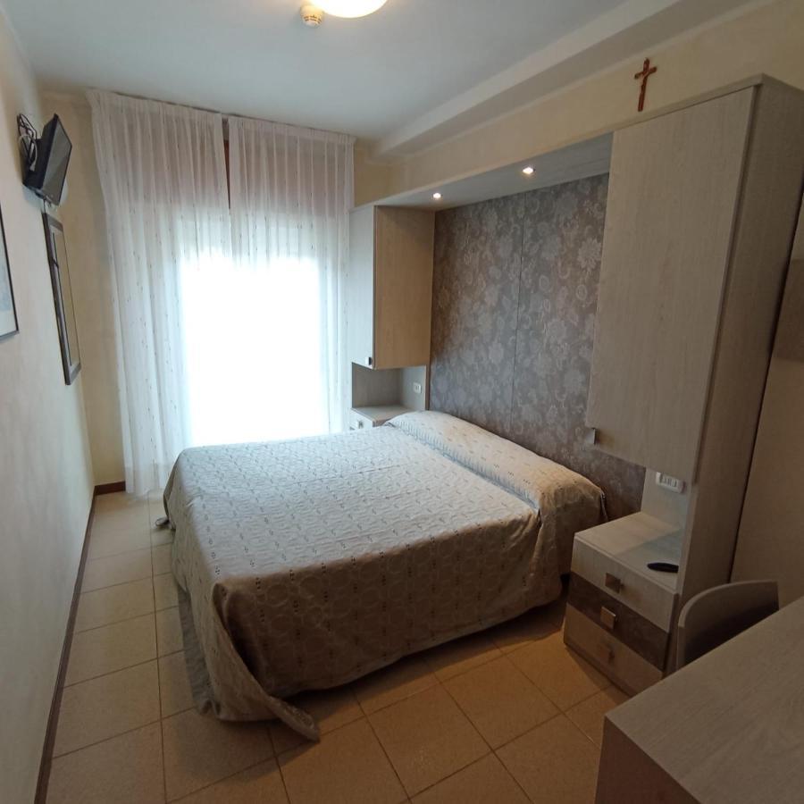 Hotel Arlecchino Милано Мартима Екстериор снимка