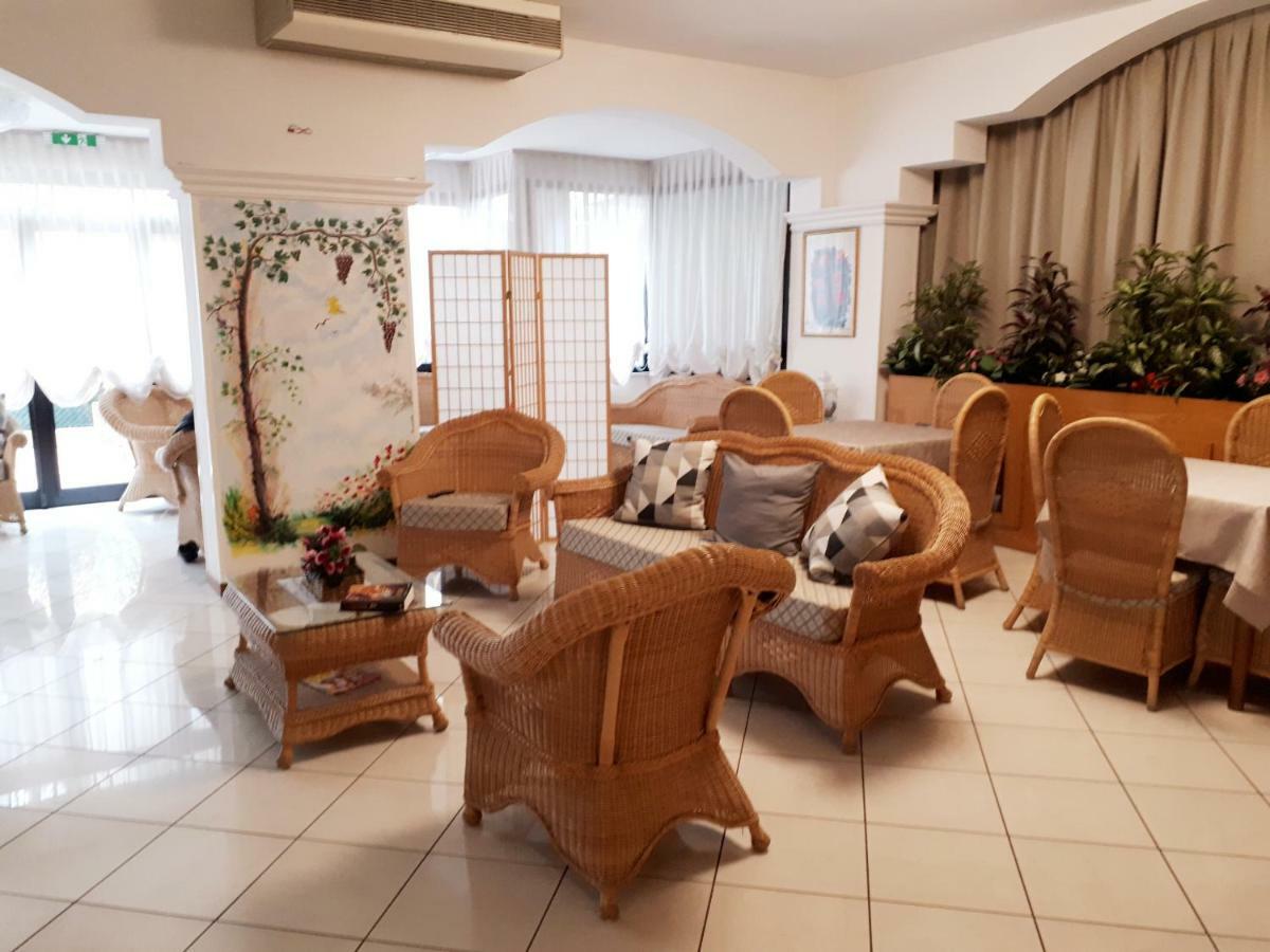 Hotel Arlecchino Милано Мартима Екстериор снимка