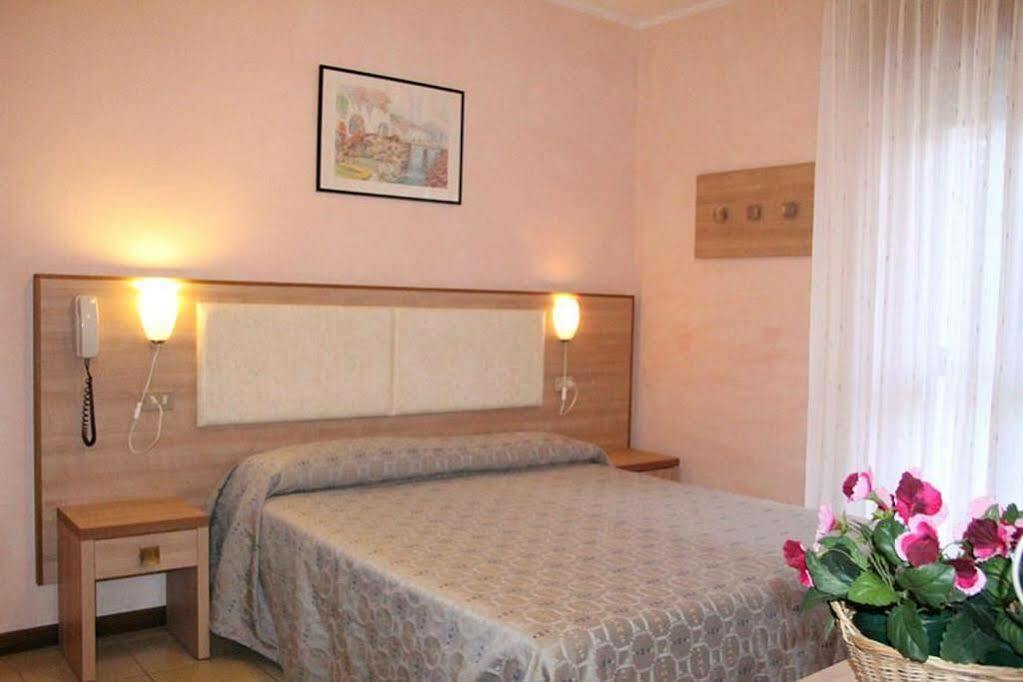 Hotel Arlecchino Милано Мартима Екстериор снимка