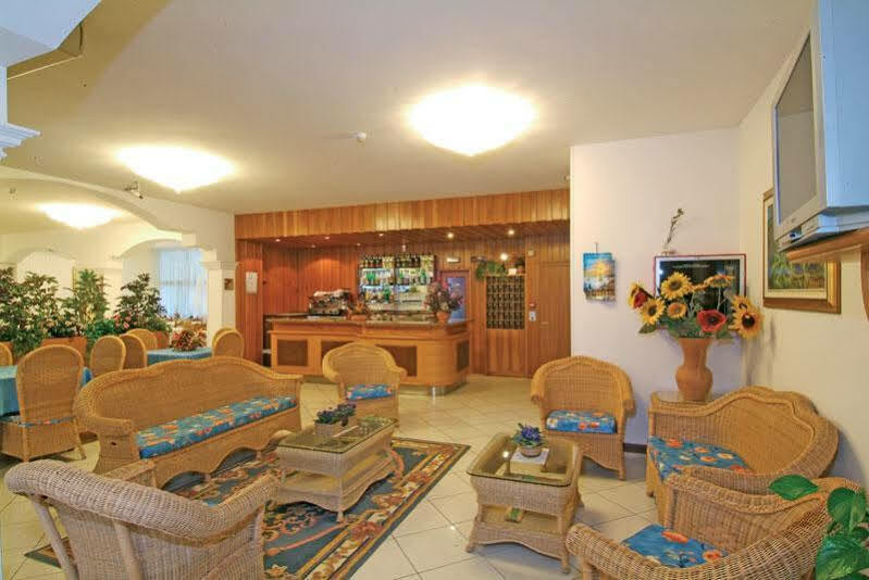 Hotel Arlecchino Милано Мартима Екстериор снимка