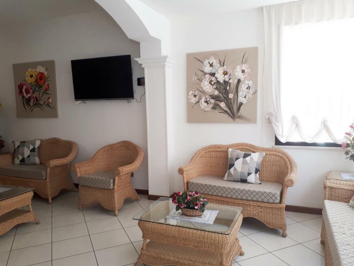 Hotel Arlecchino Милано Мартима Екстериор снимка